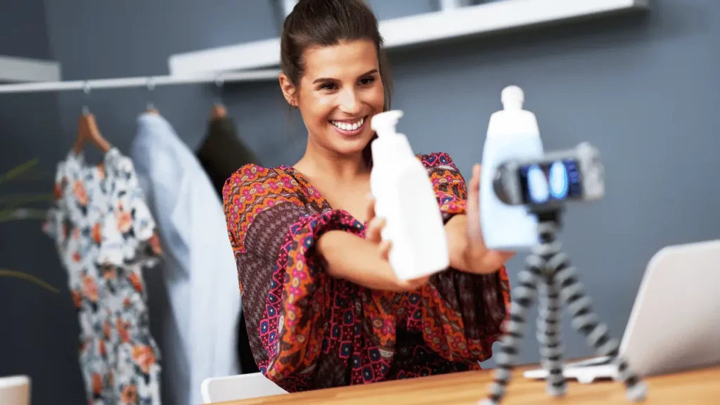 Mulher apresentandi produtos representando marketing de influência
