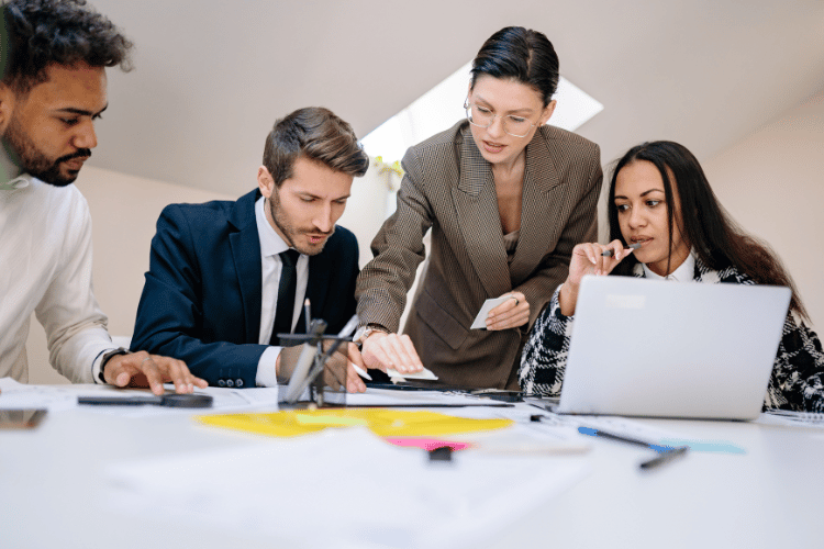 Reunião de pessoas em uma mesa para discutir gerenciamento de crise.