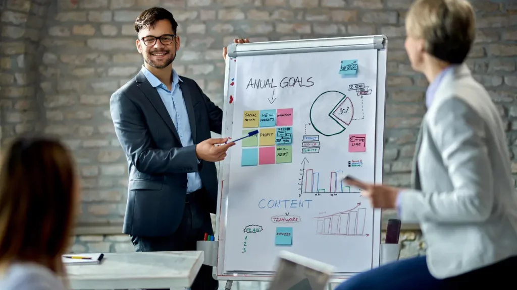 Homem apresentando  plano de comunicação 
