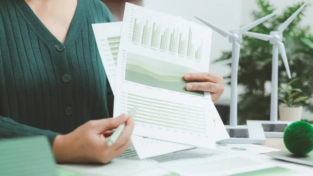 Colaboradora apresentando relatório de sustentabilidade com metodologia triple bottom line.