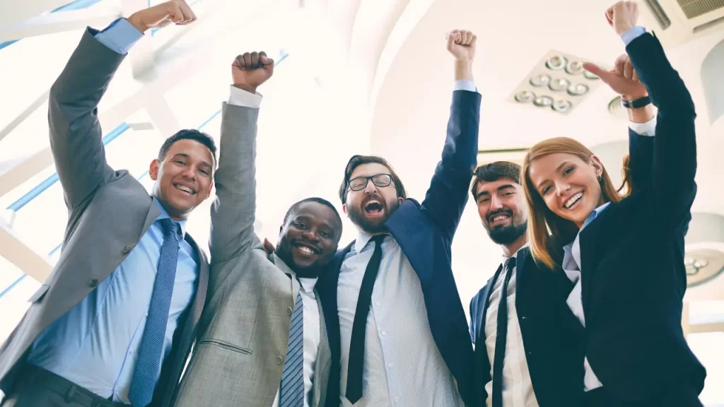 Pessoas comemorando o sucesso do Employee advocacy