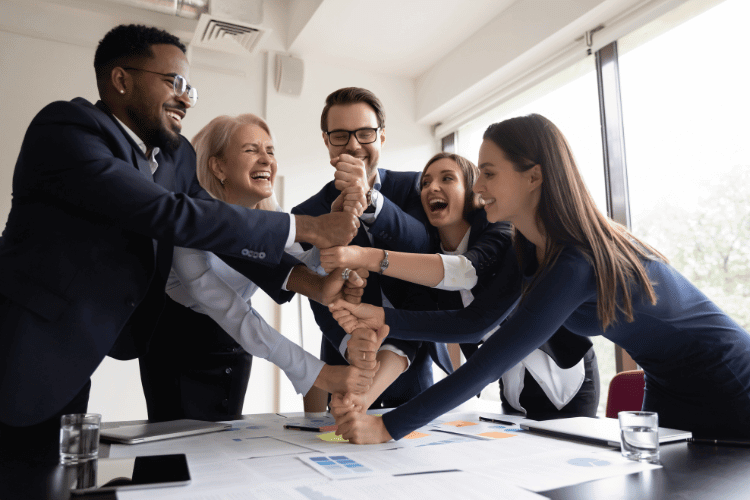 Equipe reunida no trabalho praticando comunicação corporativa 
