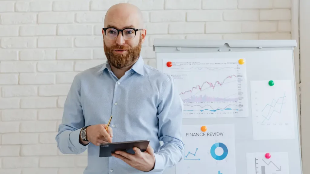 Homem explicando o marketing mix modeling.