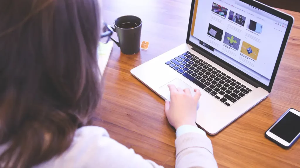 Mulher trabalhando em comunicação digital

