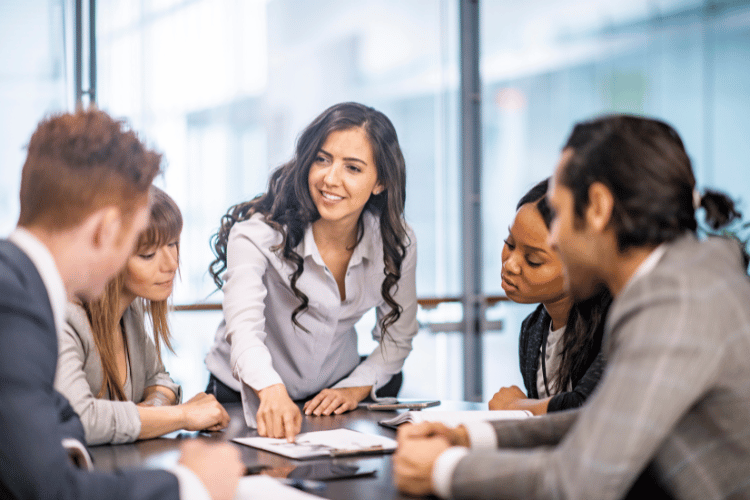 Equipe de 5 pessoas aplicando comunicação empresarial
