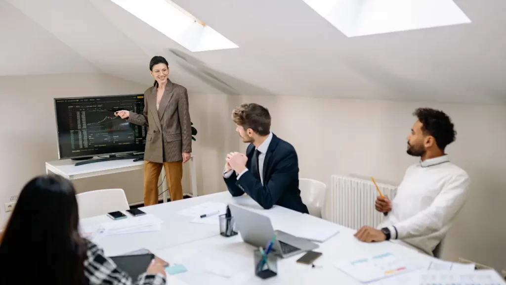 Mulher apresentando ferramentas de comunicação interna

