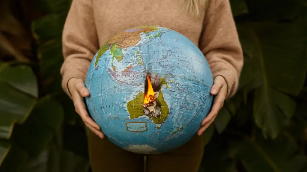 Mulher segurando globo do planeta terra representando a cop 30