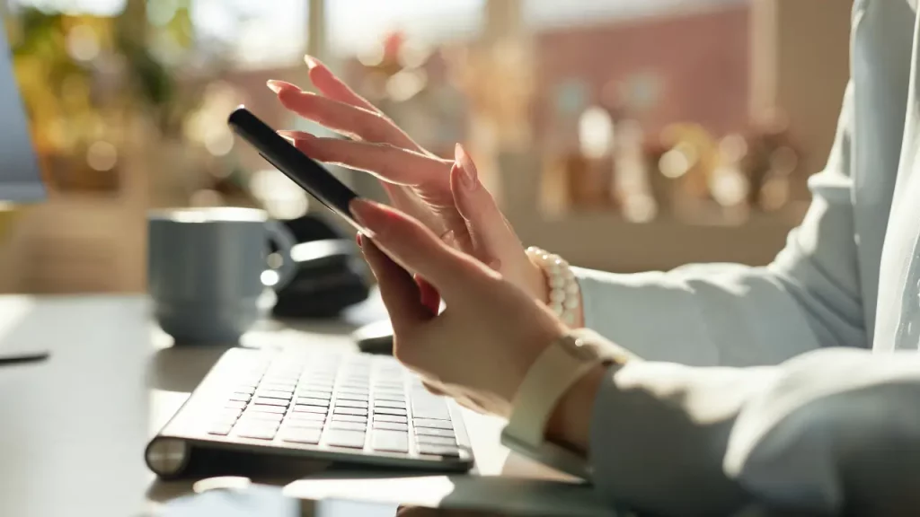 Mulher implementando earned media com celular