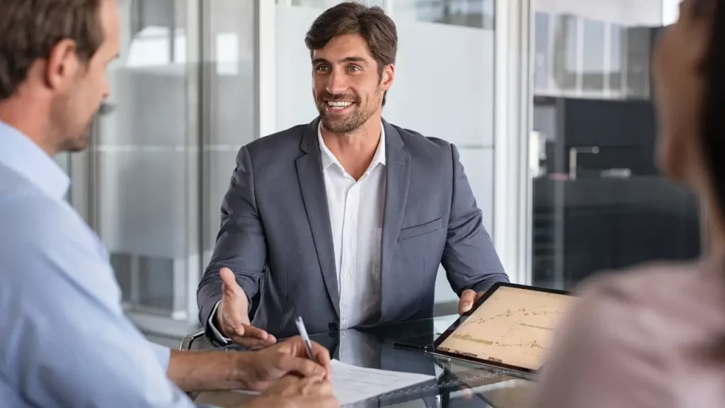 Homem explicando para chefe o que é assessoria de comunicação 
