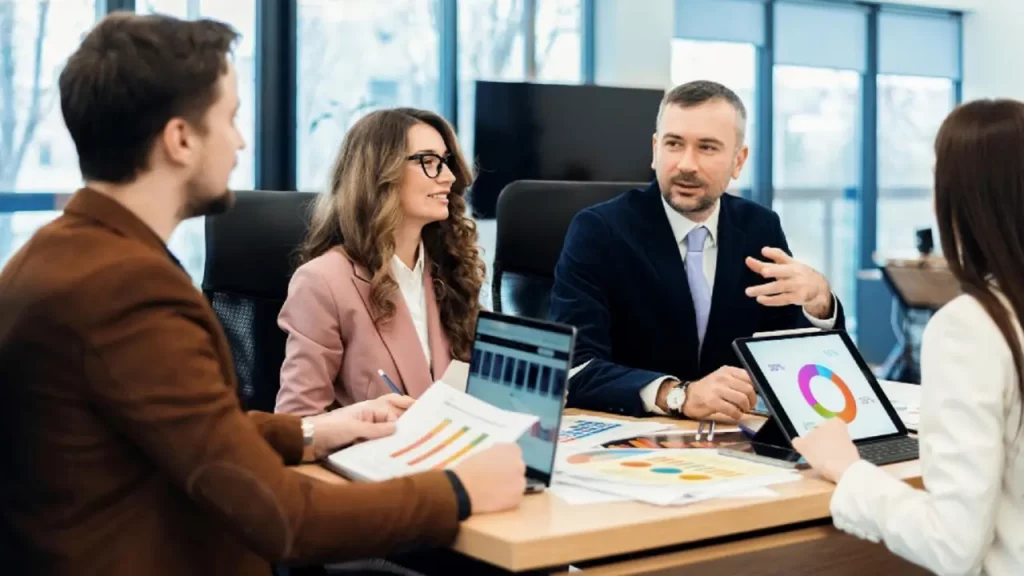 Marketing 360 graus sendo discutido por colegas de trabalho
